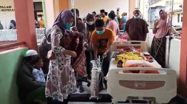 plafon rs ambruk Pasien lari keluar menyelamatkan diri (Foto: iNews.id/Abdul Raheem).