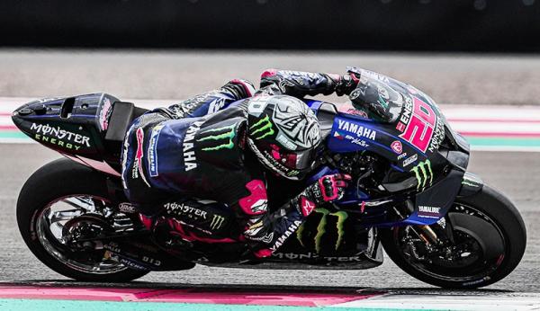 Pembalap Monster Energy Yamaha, Fabio Quartararo sedang memacu motornya pada tes pramusim 2022 di Sirkuit Mandalika, Sabtu (12/2/2022). (Foto: Instagram/@fabioquartararo20)