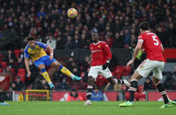 Che Adams Pemain Southampton, Che Adams melepaskan tembakan ke gawang Manchester United dalam laga Liga Inggris 2021/2022 di Stadion Old Trafford, Sabtu (12/2/2022). (Foto: REUTERS/Russell Cheyne)