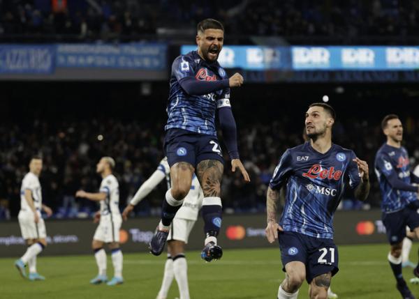 Kapten Napoli, Lorenzo Insigne Kapten Napoli, Lorenzo Insigne merayakan gol ke gawang Inter Miland dalam laga Liga Italia 2021/2022 di Stadion Diego Armando Maradona, Naples, Minggu (13/2/2022). (Foto: REUTERS/Ciro De Luca)