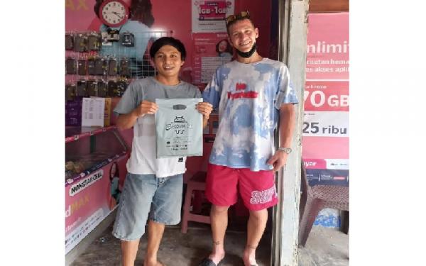 Pembalap Fabio Quartararo Pembalap Fabio Quartararo (kanan) saat membeli pulsa (Foto: Instagram/@moonstar.cell)