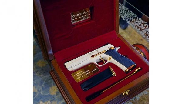 Menhan Prabowo Subianto hadiahkan pistol emas buatan Pindad untuk Menteri Angkatan Bersenjata Prancis, Florence Parly.  (Foto Kemhan).