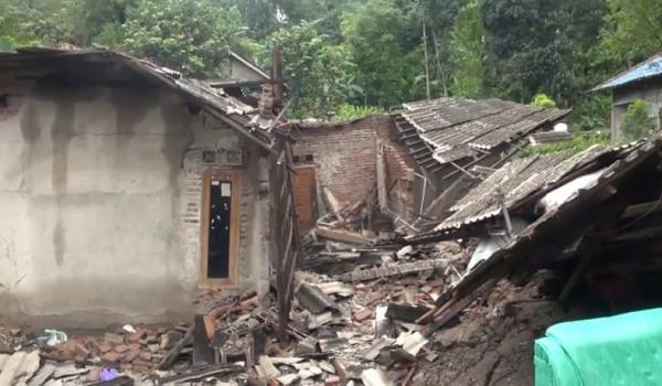 Bencana Tanah Bergerak Terjang Tegal, Puluhan Rumah Rusak, 6 Ambruk