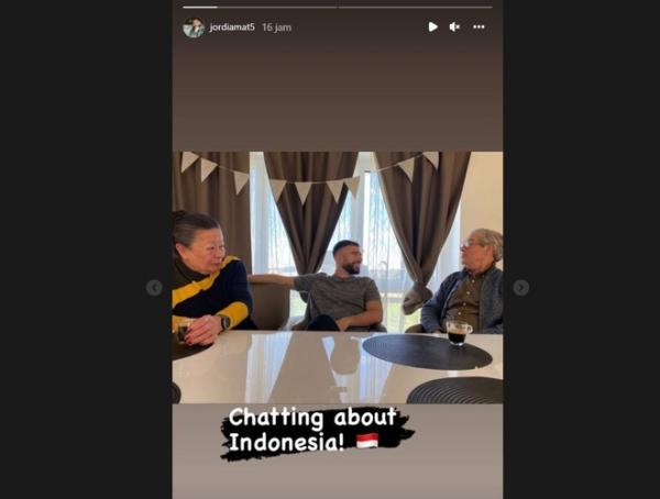 Jordi Amat berbincang tentang Indonesia Jordi Amat berbincang tentang Indonesia bersama nenek dan kakeknya. (Foto: Instagram/@jordiamat5)