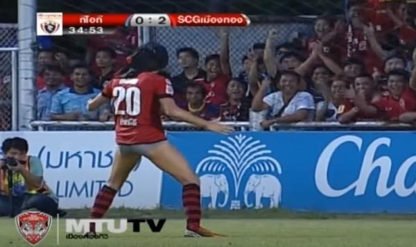 Mario Grujovski melakukan selebrasi buka celana saat berlaga di Liga Thailand. (Foto: Youtube)