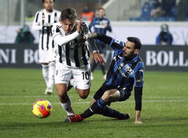 berusaha menghindari tekel bek Atalanta, Davide Zappacosta dalam laga Liga Italia 2021/2022 di Stadion Atleti Azzurri, Senin (14/2/2022). (Foto: REUTERS/Alessandro Garofalo)