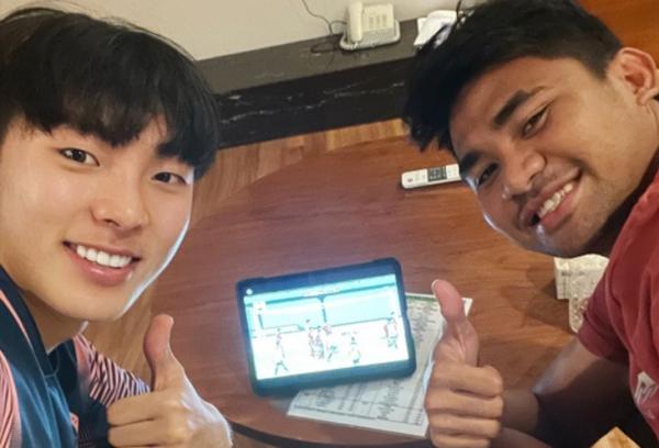 Asnawi Mangkualam Shin Jae-hyuk Asnawi Mangkualam (kanan) dan Shin Jae-hyuk menonton laga Timnas Indonesia. (Foto: Star)