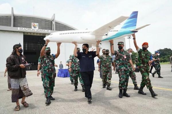 Bertemu Pembuat Miniatur Pesawat Garuda Indonesia, Erick Thohir Kasih ...