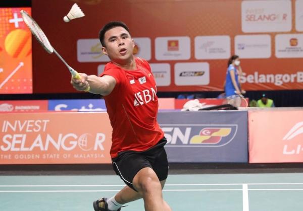 Ikhsan Leonardo Imanuel Rumbay Tunggal putra Indonesia, Ikhsan Leonardo Imanuel Rumbay mengalahkan wakil Hong Kong, Chan Yin Chak dalam Kejuaraan Bulu Tangkis Beregu Asia 2022 di Setia City Convention Centre, Selasa (15/7/2022). (Foto: Twitter/@INABadminton)