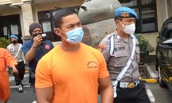 Ketut Nevo, tersangka narkoba yang juga anggota Ormas di Bali. (Foto: iNews/Bagus Alit).