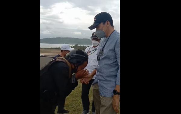 Anggota Brimob Jumatri dengan TGB (Foto: Facebook/Muhlisin)