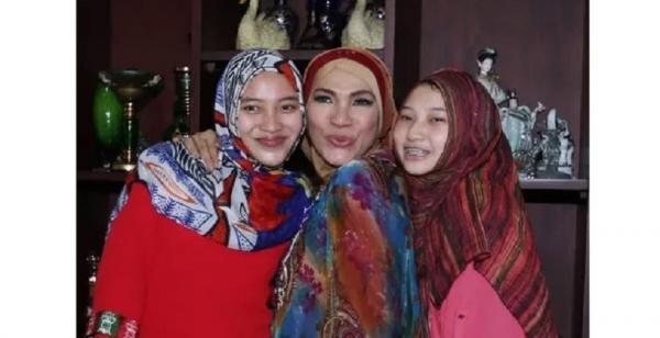 Dorce Gamalama Dan Anak Artis Lawas Punya Anak Angkat