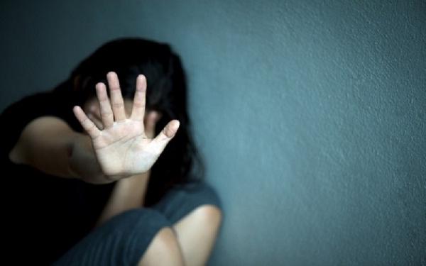 Gadis Diperkosa Ayah Tiri Berkali-Kali Ditemukan Polisi Menangis di Kebun