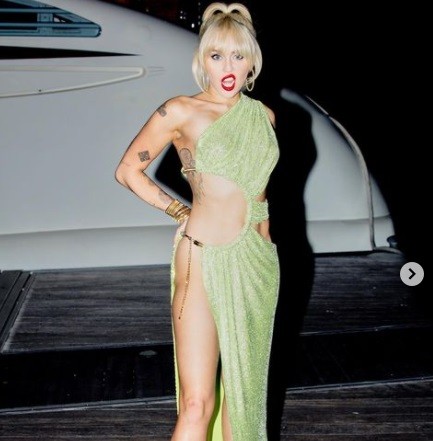 Miley Cyrus Aksi Nakal Artis saat Sedang Tampil di TV. (Foto: Instagram)