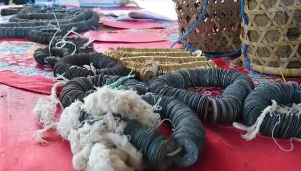 Uang Kepeng Uang gepeng yang disakralkan Pura Dalem di Gianyar, Bali. (Foto: iNews/Ketut Catur).