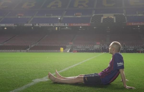 Andres Iniesta Andres Iniesta melakukan ritual pamit kepada Barcelona di Stadion Camp Nou. (Foto: Youtube/FC Barcelona)