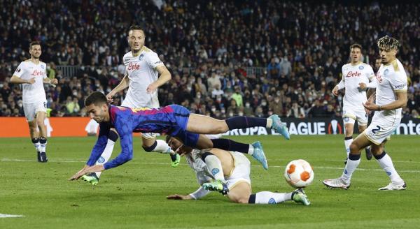 Barcelona ditahan imbang 1-1 oleh Napoli dalam leg pertama playoff 16 besar Liga Europa 2021/2022. Bahkan Blaugrana tertinggal lebih dulu . (foto: REUTERS/Albert Gea).