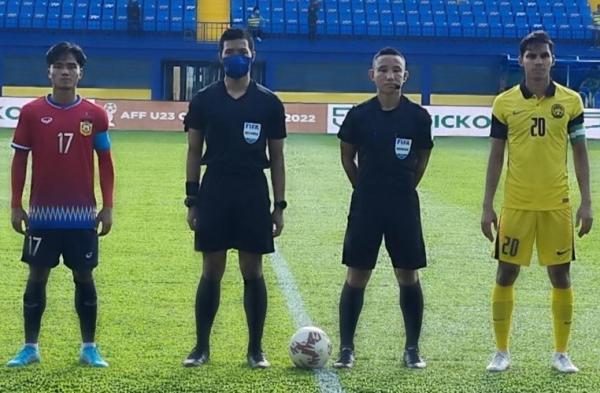 Laos vs Malaysia Laos menghadapi Malaysia dalam laga Grup B Piala AFF U-23 2022 di Stadion Prince, Phnom Penh, Jumat (18/2/2022). (Foto: Twitter/@AFFPresse)