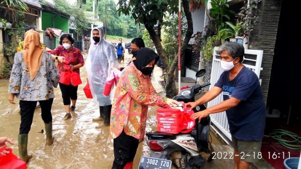 Mensos Risma Korban Banjir Mensos Risma juga turun ke lokasi banjir di kawasan Villa Nusa Indah 2, Bojongkulur, Bekasi, kemarin. (Foto: Istimewa)
