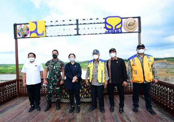 Menteri Pekerjaan Umum dan Perumahan Rakyat (PUPR), Basuki Hadimuljono (ketiga kanan) berfoto bersama Ketua DPR, Puan Maharani (keempat kanan), saat kunjungan kerja ke Bendungan Sepaku Semoi, di Kalimantan Timur. (Foto: dok Kementerian PUPR)
