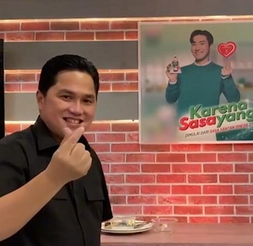 Menteri BUMN Erick Thohir bersama Siwon yang memperlihatkan jari sarangheyo kepada publik sambil tersenyum. (Foto: dok Sasa)