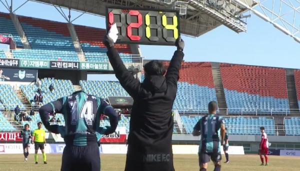 Ansan Greeners ditahan Busan IPark 1-1 pada laga perdana Liga 2 Korea Selatan, Minggu (20/2/2022) siang WIB. Bek Timnas Indonesia Asnawi Mangkualam (Nomor 14) beraksi. (Foto: Twitter/@indosupporter)