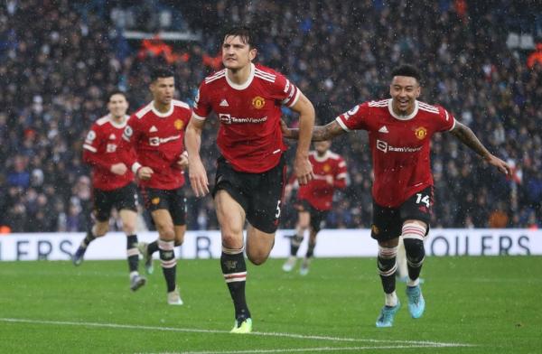 Kapten Manchester United, Harry Maguire Kapten Manchester United, Harry Maguire (5) merayakan gol ke gawang Leeds United dalam laga Liga Inggris 2021/2022 di Stadion Ellan Road, Minggu (20/2/2022). (Foto: REUTERS/Russell Cheyne)