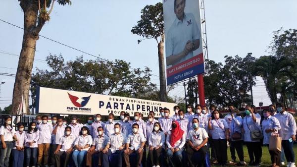 Foto bersama usai penyerahan Surat Keputusan (SK) DPP Perindo untuk Kepengurusan DPD Perindo Taput di Kantor DPW Perindo Sumut, Jalan Cut Nyak Dhien, Kota Medan, Sabtu (19/2/2022). (Foto: ist)