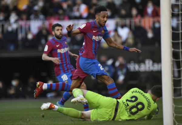 Striker Barcelona, Pierre-Emerick Aubameyang Striker Barcelona, Pierre-Emerick Aubameyang mencetak gol ketiga bagi timnya saat melawan Valencia dalam laga Liga Spanyol 2021/2022 di Stadion Mestalla, Minggu (20/2/2022). (Foto: REUTERS/Pablo Morano)