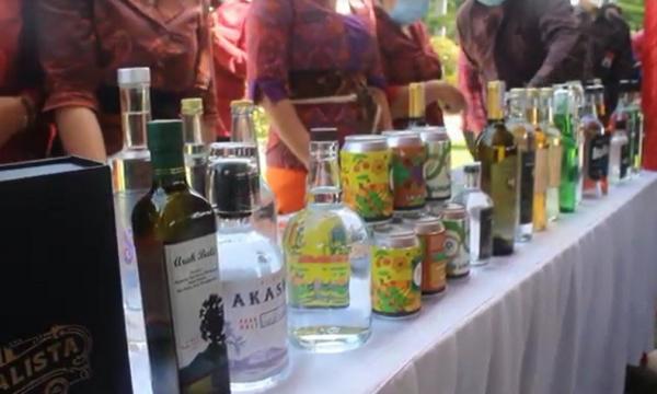 Arak Bali produksi lokal. (Foto: iNews/Yunda Ariesta).