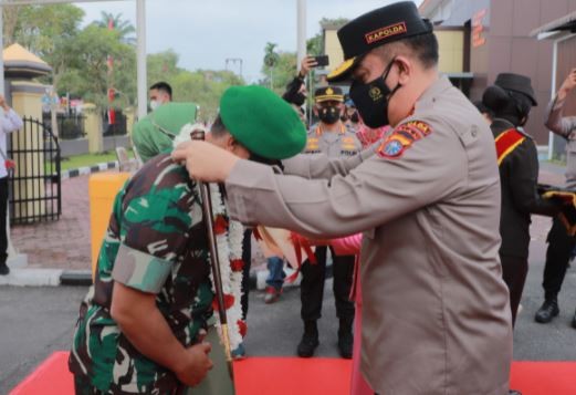 Kapolda Riau Irjen Pol M Iqbal mengalungkan bunga kepada Danrem Wirabima dalam acara pisang sambut. (Foto: Humas Polda Riau)