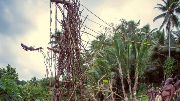 Ritual kedewasaan paling brutal di dunia salah satunya Ritual Nagol Suku Vanuatu. (Foto: ABC News)