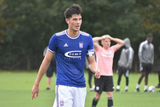 Bek Ipswich Town U-23, Elkan Baggott Bek Ipswich Town U-23, Elkan Baggott mampu memimpin timnya menang 3-0 melawan Watford dalam laga Professional Development League Two di Palyford Road, Ipswich itu digelar pada Senin (21/2/2022) malam WIB. (Foto: Itfc.co.uk)