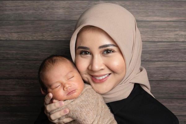 Artis yang melahirkan di tanggal cantik.