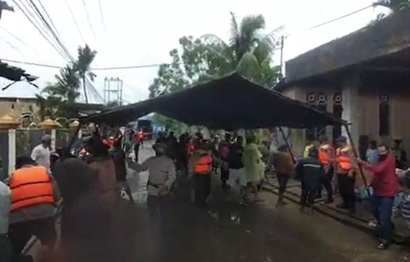 Polda Papua Barat mendirikan tenda darurat untuk menampung pengungsi korban gelombang pasang. (Foto: iNews TV/Chanry Andrew S)