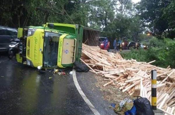 Truk Bermuatan Kayu Terguling Di Piyungan, Jalur Jogja-Wonosari Tersendat