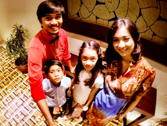 Duta dan dua anaknya. (Foto: Instagram)