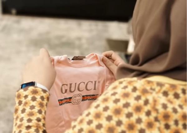Gift set Gucci untuk Baby A. (Foto: YouTube)