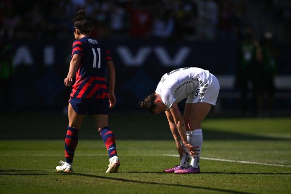 Meikayla Moore Bek Timnas Putri Selandia Baru, Meikayla Moore tampak lesu seusai mencetak gol bunuh diri saat melawan Amerika Serikat dalam ajang SheBelieves Cup 2022 di Stadion Dignity Health, Minggu (21/2/2022). (Foto: REUTERS/USA TODAY Sports/Orlando Ramirez)