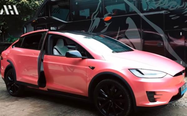 Kado mobil tesla warna pink dari Atta Halilintar. (Foto: YouTube)