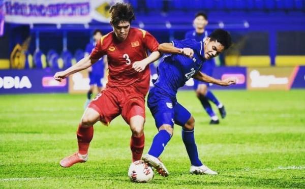 Vietnam vs Thailand Vietnam (kiri) saat melawan Thailand pada laga Grup C Piala AFF U-23 2022, Selasa (22/2/2022). Seusai laga tersebut, sejumlah pemain Vietnam terpapar Covid-19. (Foto: Instagram/@vietnam.football)
