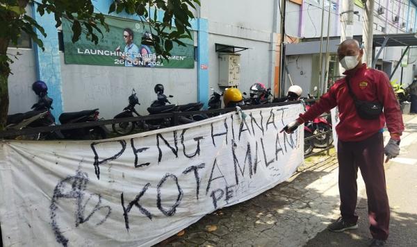 aremania fc Spanduk umpatan terpasang di ASIFA milik Aji Santoso (Foto: MPI/Avirista Midaada).