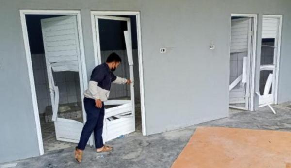 Fasilitas objek wisata Pantai Kelisut Toboali, Bangka Selatan dirusak. (Foto: iNews/Wiwin Suseno).