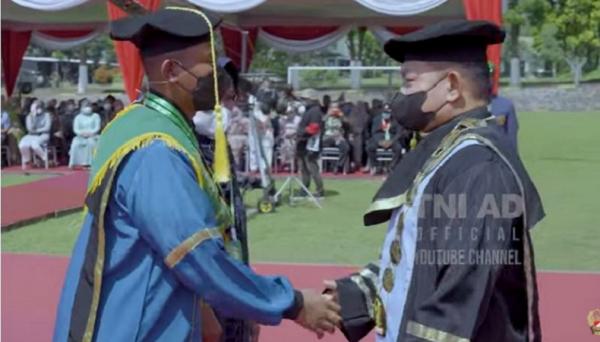 Sertu Lugas memimpin wisuda mahasiswa Politeknik Angkatan Darat (Poltekad) Kodiklatad,  (Foto Youtube TNI AD).