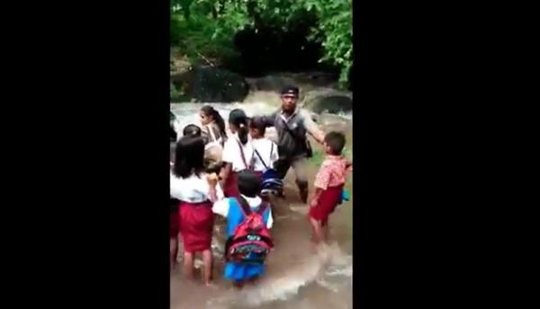 Tangkapan layar video siswa SD di Sikka menangis histeris menyeberangi sungai.