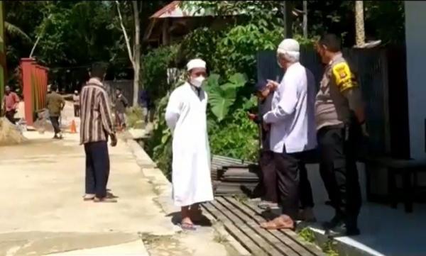 Ustaz Pondok Pesantren Al Madinah Samarinda tewas dikeroyok santri. (Foto: iNews/Maskardiansyah).