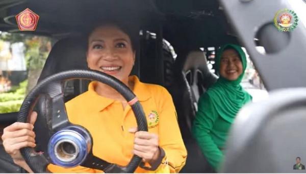 Istri Panglima TNI Jenderal Andika Perkasa, Diah Erwiany Trisnamurti Hendrati menaiki kendaraan pribadi milik eks Dankodiklatad Letjen AM Putranto.(Foto tangkapan layar).