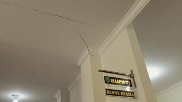 Kantor Bupati Pasaman, Sumatera Barat mengalami retak dan kerusakan akibat gempa bumi yang mengguncang Pasaman Barat. (Wahyu Sikumbang/MNC Portal)