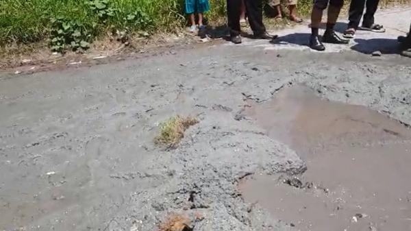 Semburan lumpur, gempa Semburan lumpur terjadi di permukiman warga pascagempa bumi yang terjadi di Pasaman Barat, Sumbar (Rus Akbar/MNC Portal)