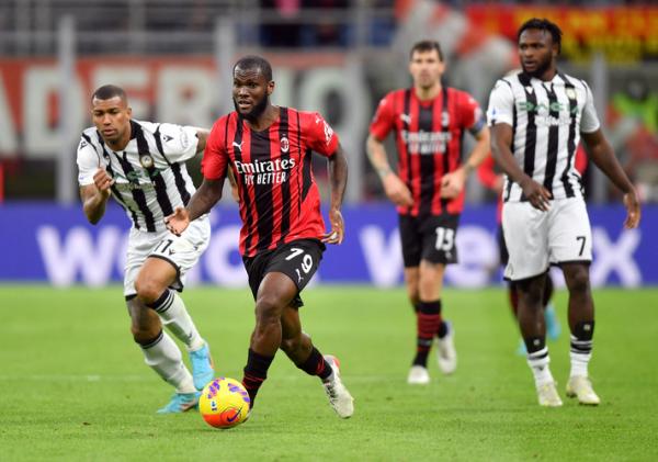Gelandang AC Milan, Franck Kessie (79) beraksi saat melawan Udinese pada laga Liga Italia 2021/2022 di Stadion San Siro, Milan, Sabtu (26/2/2022). (Foto: REUTERS/Daniele Mascolo)